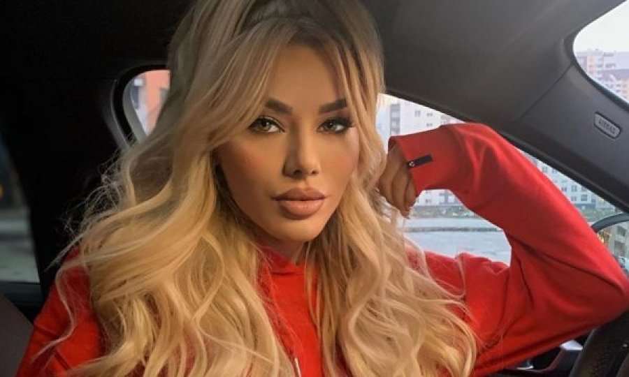 Tayna provokon me poza para pasqyrës (Foto)