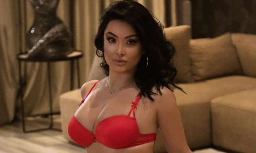 Juristja më seksi shqiptare provokon për Shën Valentin