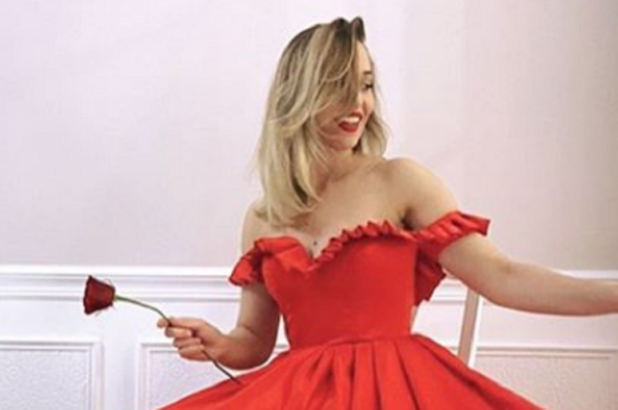 Teuta vishet në fustan të kuq për Shën Valentin, do ta ‘shkrijë’ Adonisin me pamjen
