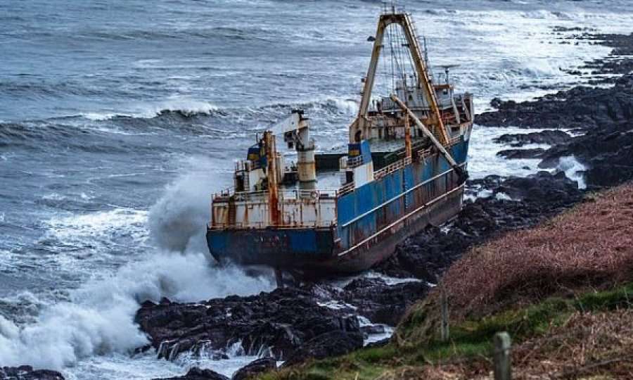 Stuhia Dennis e sjell anijen 'fantazmë' nga Afrika në Irlandë