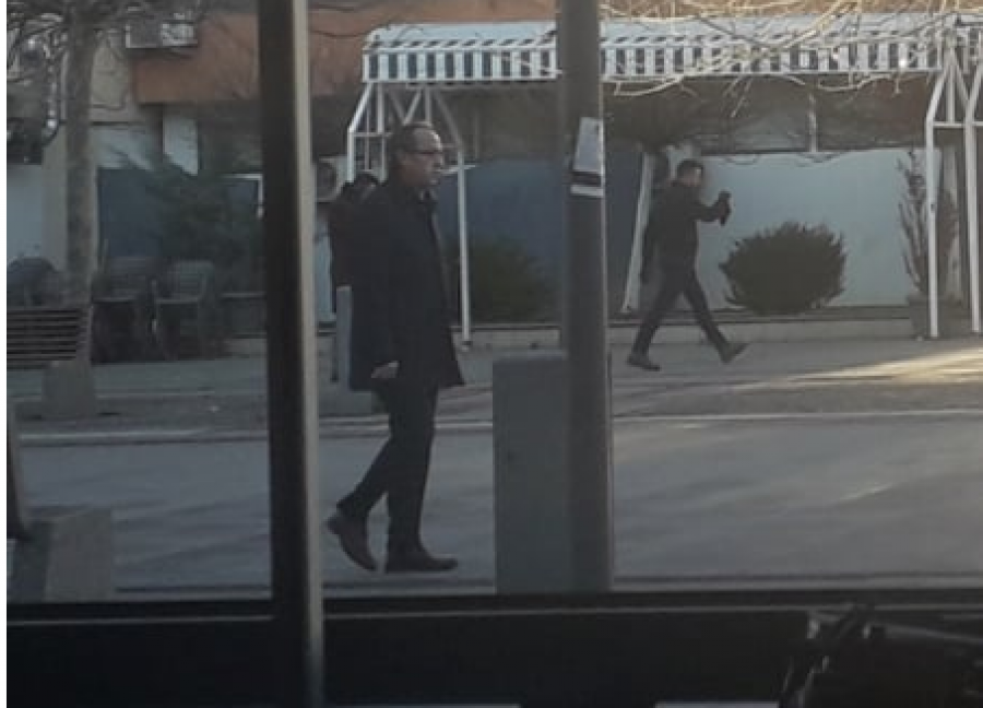 Pa eskortë dhe pa mbrojtje të afërm – zv.kryeministri shkon në këmbë në punë