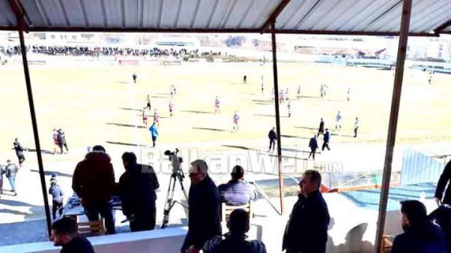 E dhimbshme, kryetari i komunës shihet duke u larguar nga stadiumi gjatë pushimit të ndeshjes në momentet e fundit të jetës