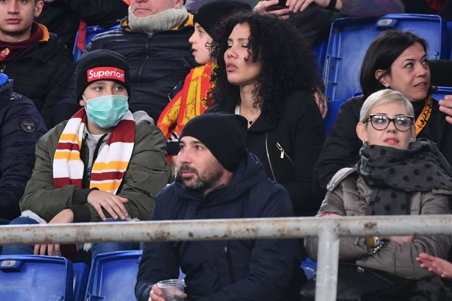 Në ndeshjen e Serie A, tifozët shihen me maska për t'u mbrojtur nga koronavirusi