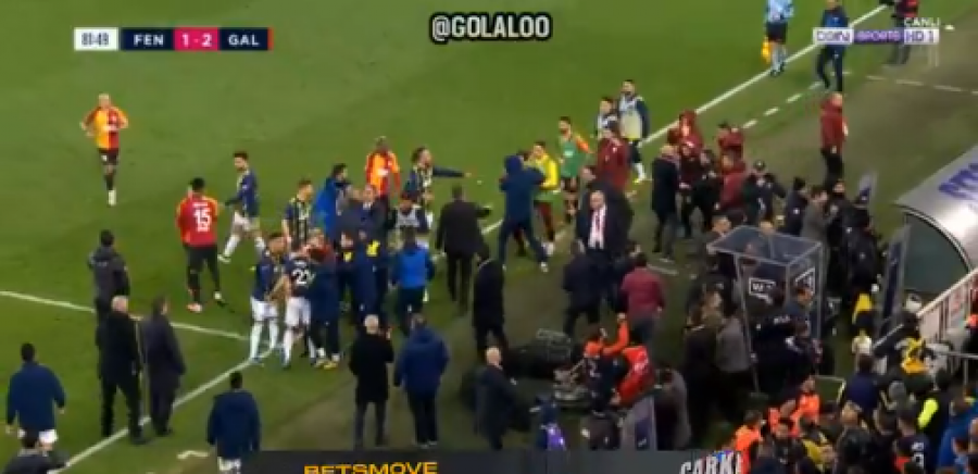Përleshje e madhe e futbollistëve në derbin e madh të Turqisë mes Fenerbahçes së Muriqit dhe Galatasarayt