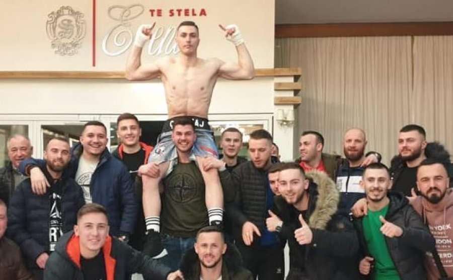 Boksieri i ri shqiptar debuton me fitore në boksin profesionist, mposht me nokaut turkun