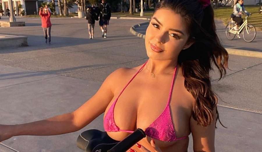 Demi Rose del me bikini në rrugë, mahnit me format