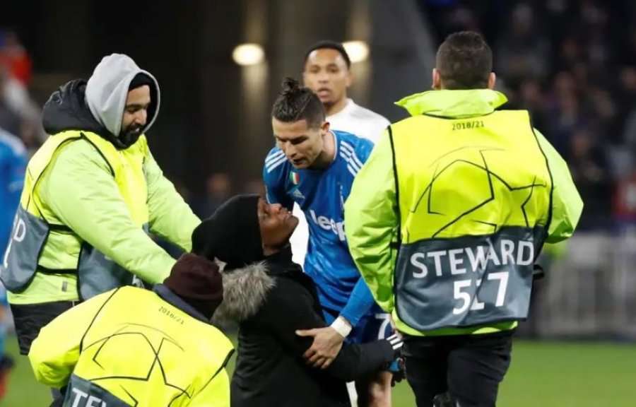 Hyri në fushë të takonte Ronaldon, portugezi reagon keq, intervenon sigurimi