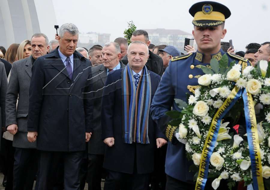 Thaçi e Meta bëjnë homazhe në Reçak