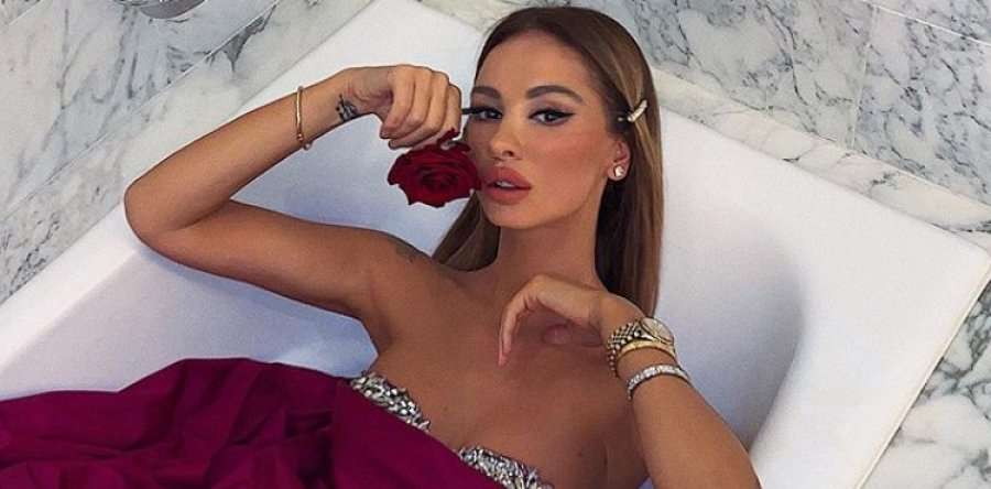 Aurela Hoxha tregon shumë në bikinit njëpjesëshe