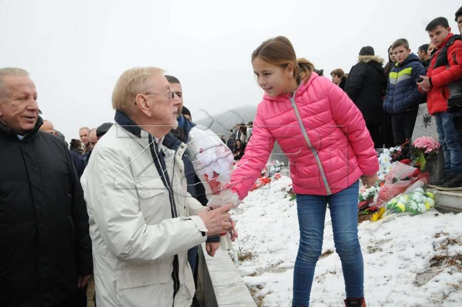 Walker bën homazhe në Reçak