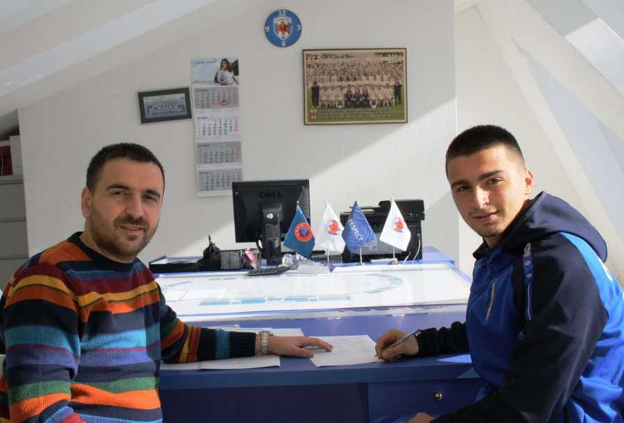 ZYRTARE: FC Prishtina nënshkruan kontratë profesionale me talentin e Shkollës së Futbollit