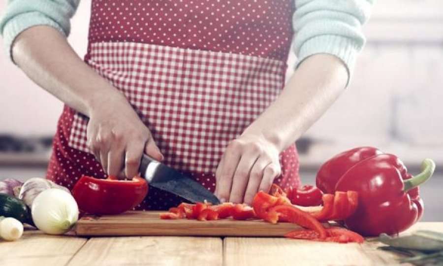 Këto vegla kuzhine nuk bën t’i përdorni më shumë se një vit: Vend i vërtetë i baktereve!