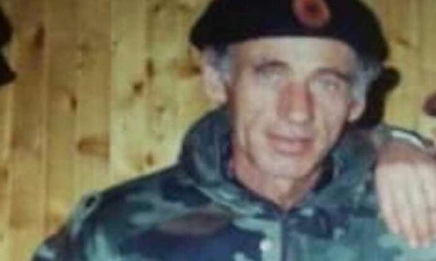 Fatmir Limaj ngushëllon familjen e bashkëluftëtarit të tij, i cili vdiq sot