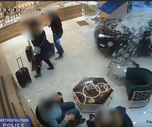 Grabitje spektakolare në mes të kryeqytetit, 3 persona “zbrazin” argjendarinë