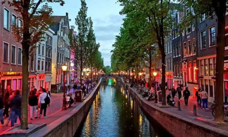 Amsterdami ua shlyen borxhet të rinjve të qytetit