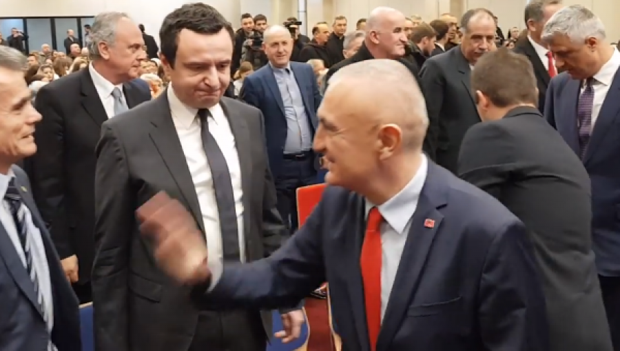 Thaçi e Kurti nuk përshëndeten fare mes vete