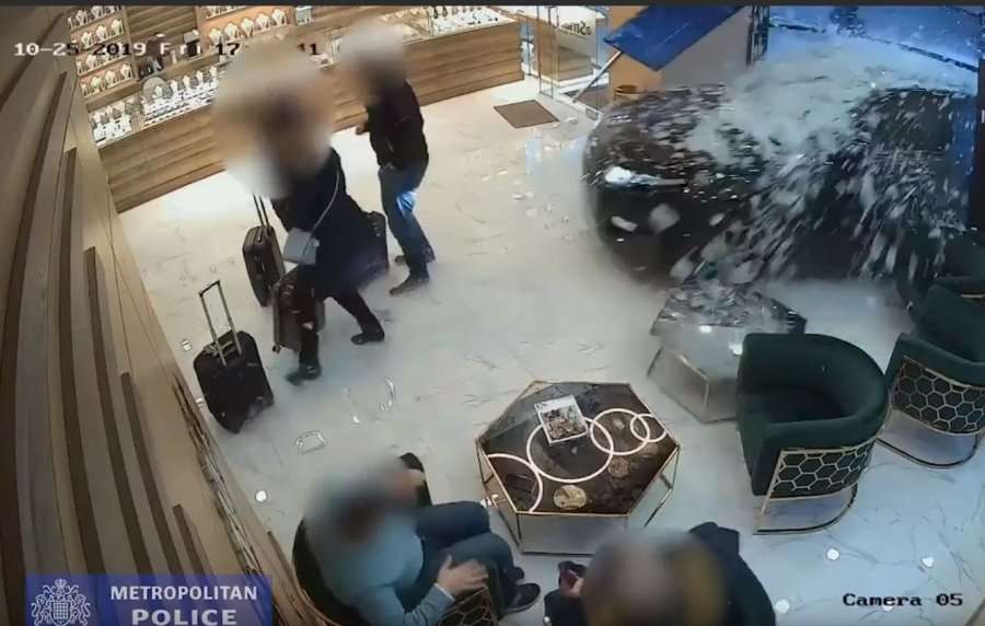 Grabitje spektakolare në mes të kryeqytetit, 3 persona “zbrazin” argjendarinë