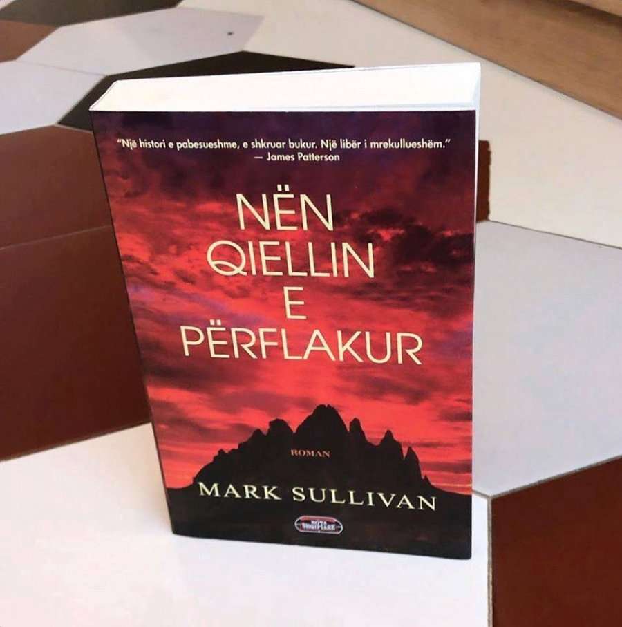 Libri i javës “Nën qiellin e përflakur” nga Mark Sullivan