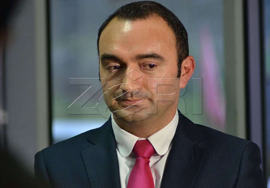 Haradinaj e emëron ministër në detyrë Lulëzim Rafunën pas largimit të Bedri Hamzës