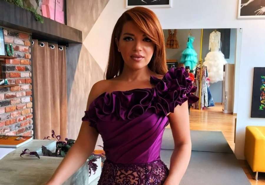 Brenda shtëpisë së saj lukzose, Edona Llalloshi vjen tejet atraktive