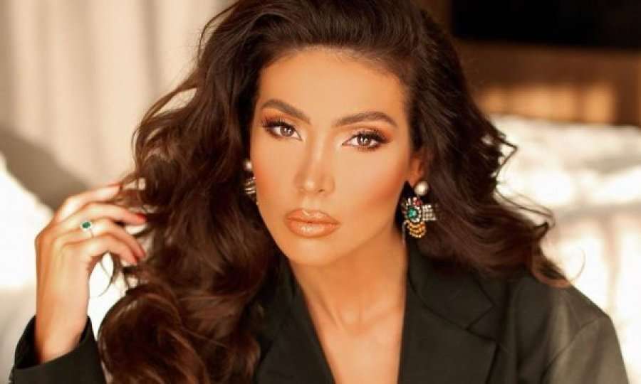 Nora Istrefi me poza atraktive nga dhoma e hotelit