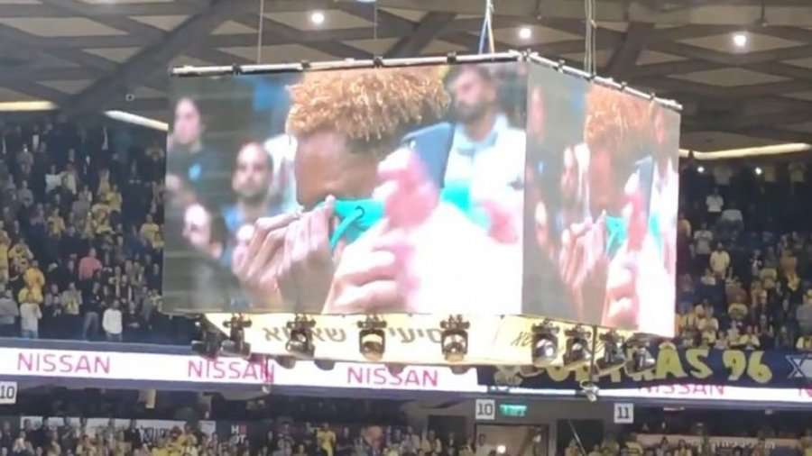 Për shkak të Kobe Bryant, ndalet derbi, gjysma e sallës 'shpërthen' në lot dhe brohoristin emrin e tij