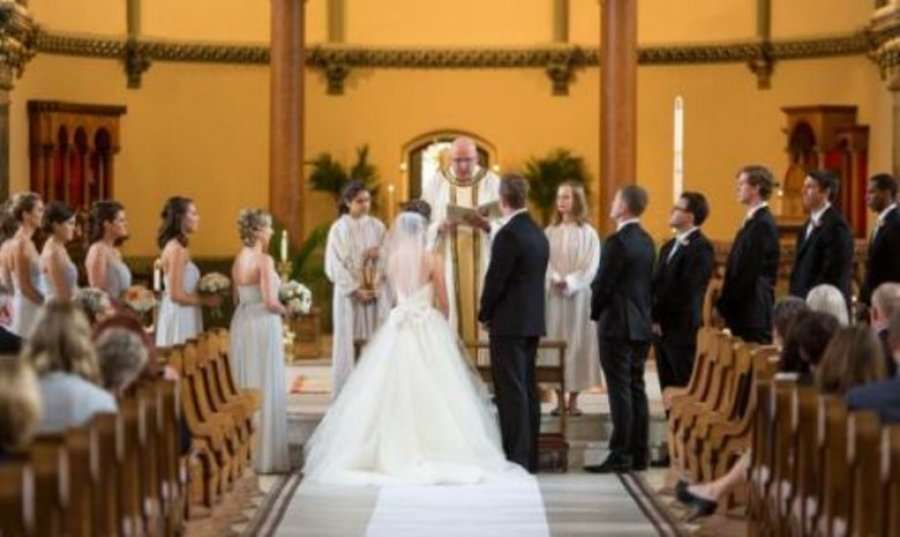 E çoi deri në altar, nusja i bën të papriturën e madhe dhëndrit në sy të të ftuarve