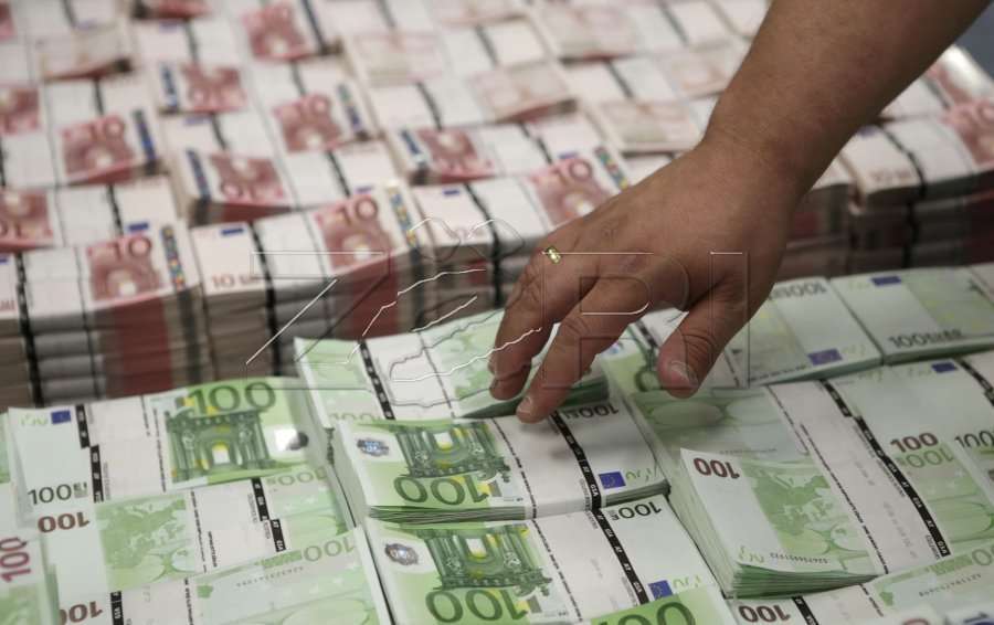 Brenda dy javëve, Qeveria me projektligj për tërheqjen e parave të Trustit