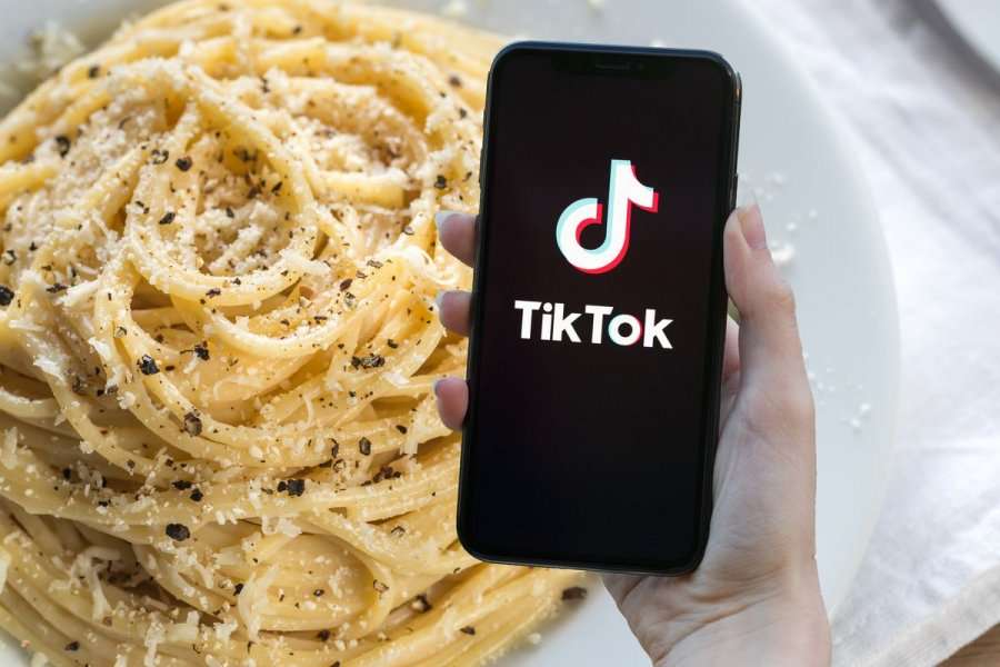 Problemet që mund t’i shkaktojë “TikTok”-u në lidhje me ushqimin