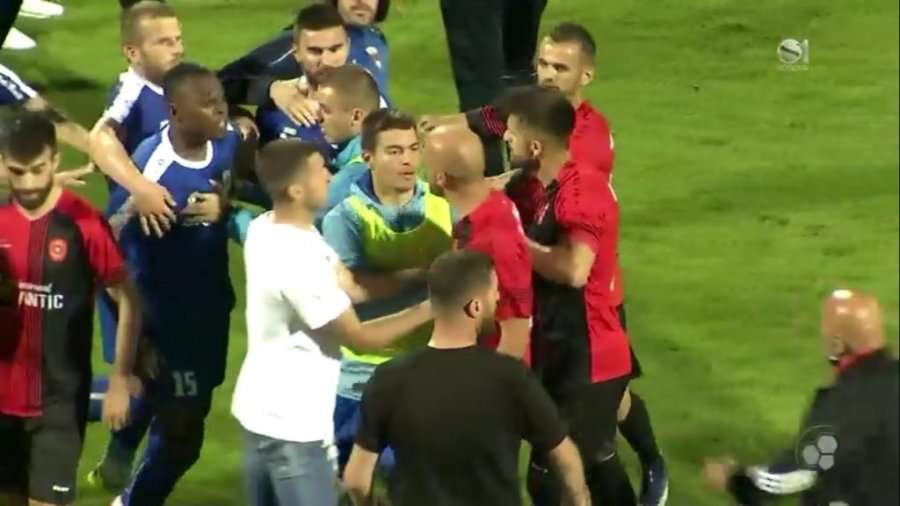 Tensione pas ndeshjes ndërmjet Prishtinës dhe Drenicës, futbollistët tentojnë ti qerojnë hesapet