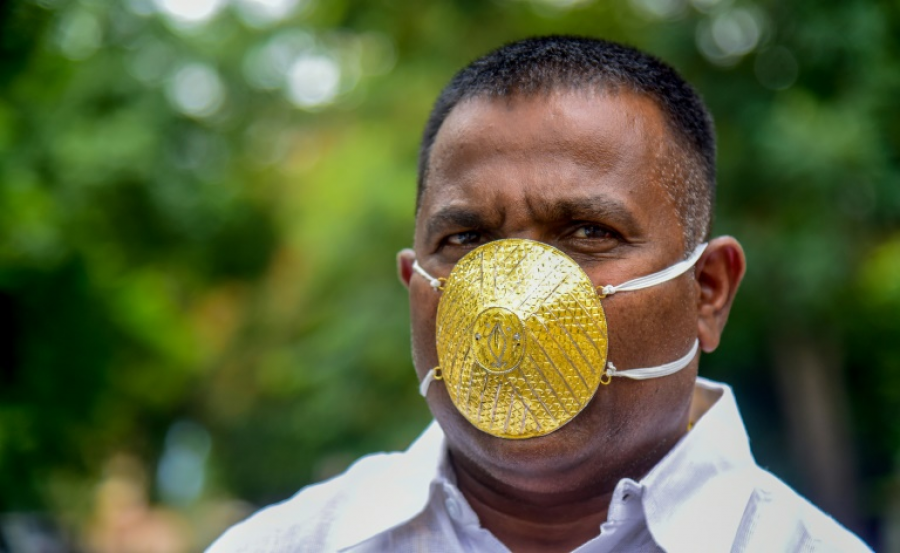 Indiani beson se maska e florinjtë $4,000 e mbron plotësisht nga Covid-19