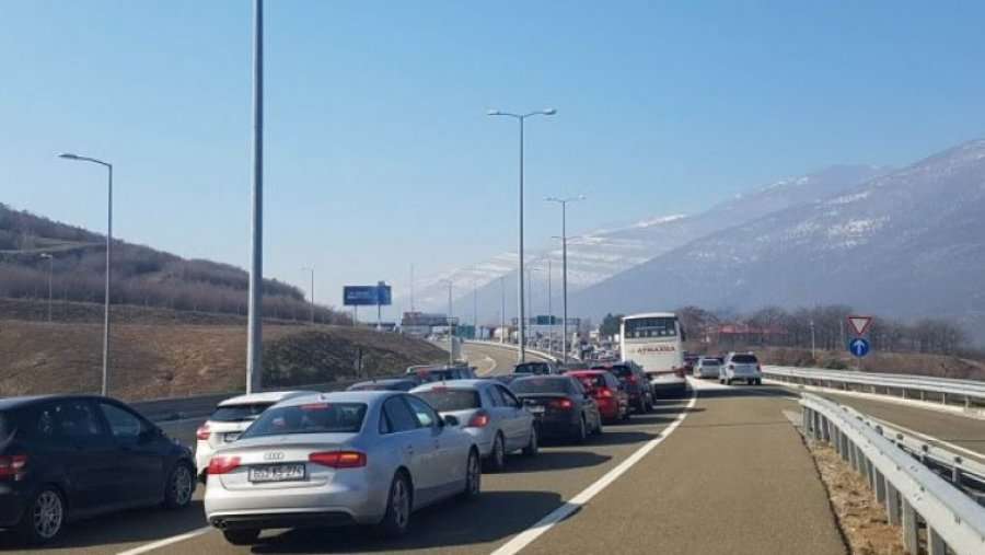 Vetëm sot, mijëra kosovarë drejt bregdetit shqiptar