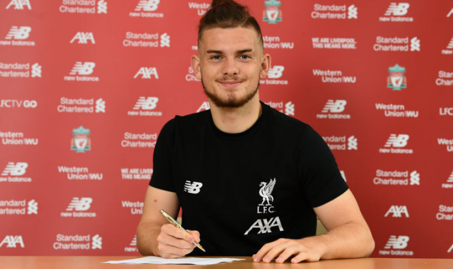 Zyrtare: Elliott nënshkruan kontratën e parë profesionale me Liverpoolin