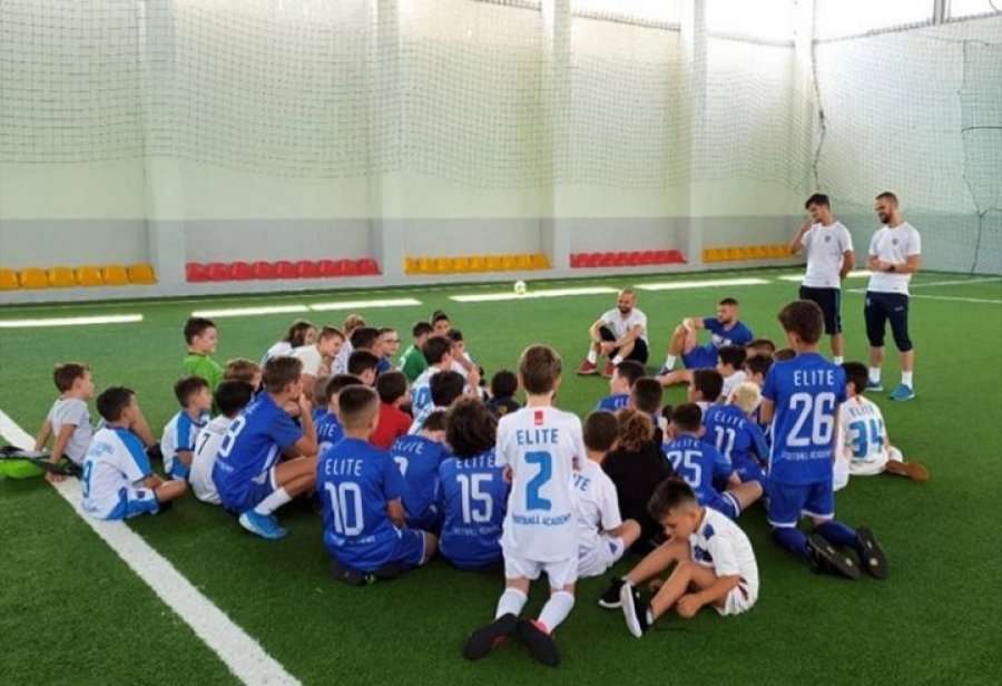 Valon Berisha shfrytëzon pushimet në Kosovë për t'u takuar me talentet kosovarë që kanë ambicie të mëdha