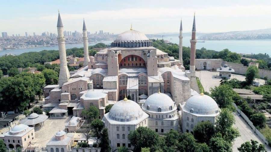 “Ayasofya” kthehet në xhami, falet namazi i parë