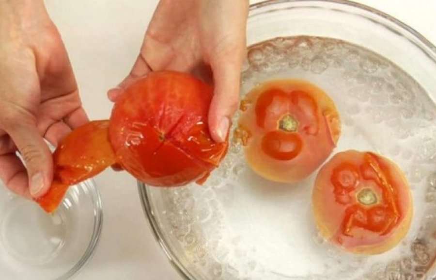 Përbërësi ‘sekret’ i domates që i nevojitet lëkurës