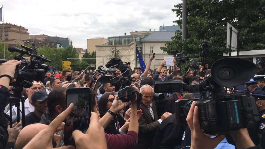 Eskalon situata, protestuesit tentojnë të hyjnë në oborrin e Kuvendit