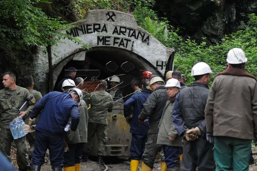 Edhe pas 13 orëve, ekipet e shpëtimit ende nuk kanë nxjerrë trupat e minatorëve në Artanë