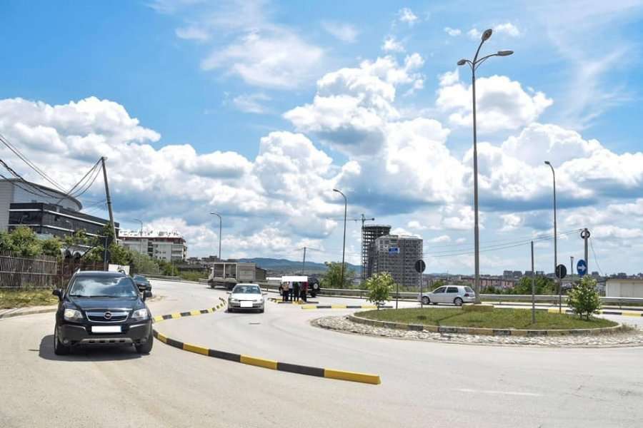 Komuna e Prishtinës vendos ndarje fizike në rrethrrotullimin e lagjes Arbëria