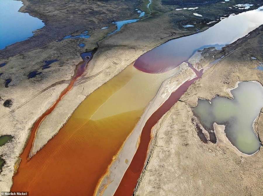 U hodhën 20 mijë ton karburante nga një termocentral rus, lumenjtë Arktik kthehen në të kuq