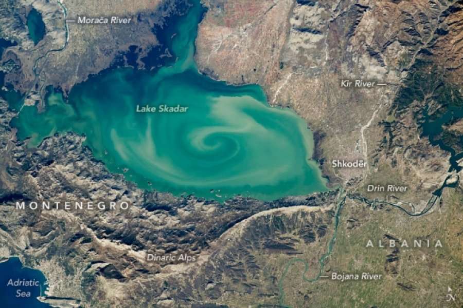 NASA fotografon një vorbull në mes të Liqenit të Shkodrës
