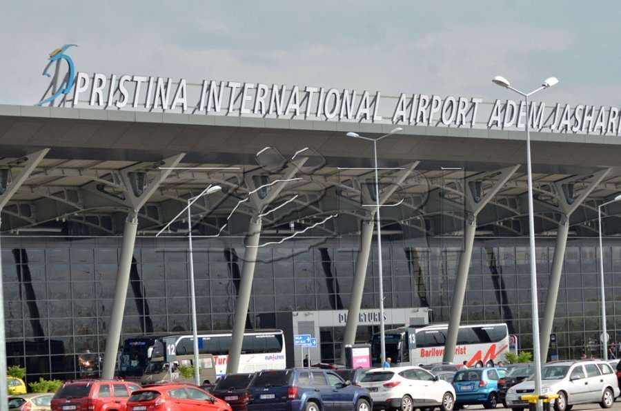 Shtetasja e Shqipërisë kapet me pasaportë të falsifikuar në aeroportin “Adem Jashari”