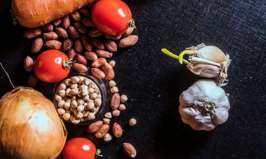 Ushqimet që duhet t’i hani për të pasur një pleqëri të shëndetshme