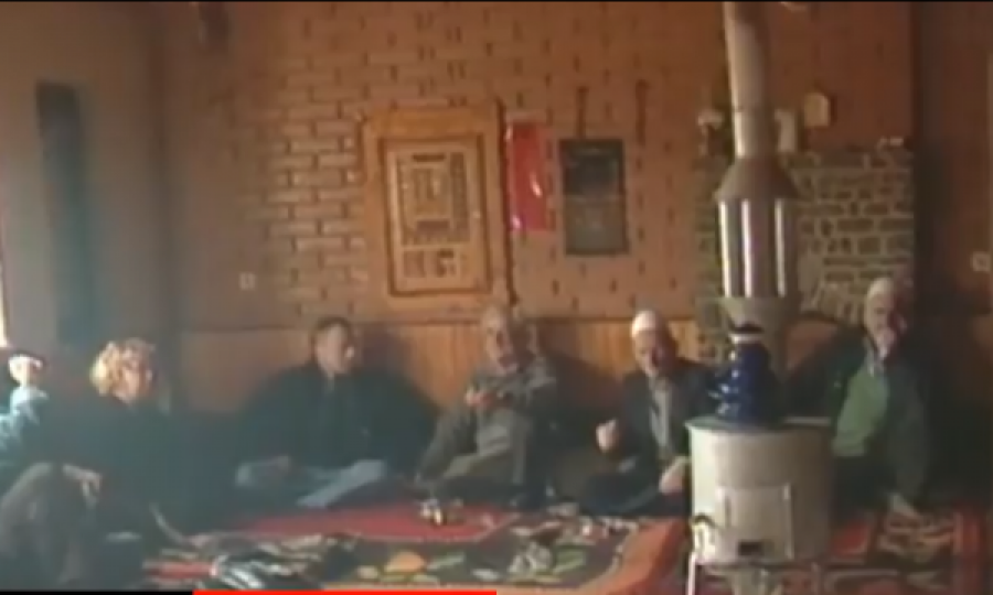 Pamje të rralla të familjes Jashari më shumë se një muaj para sulmit nga forcat serbe