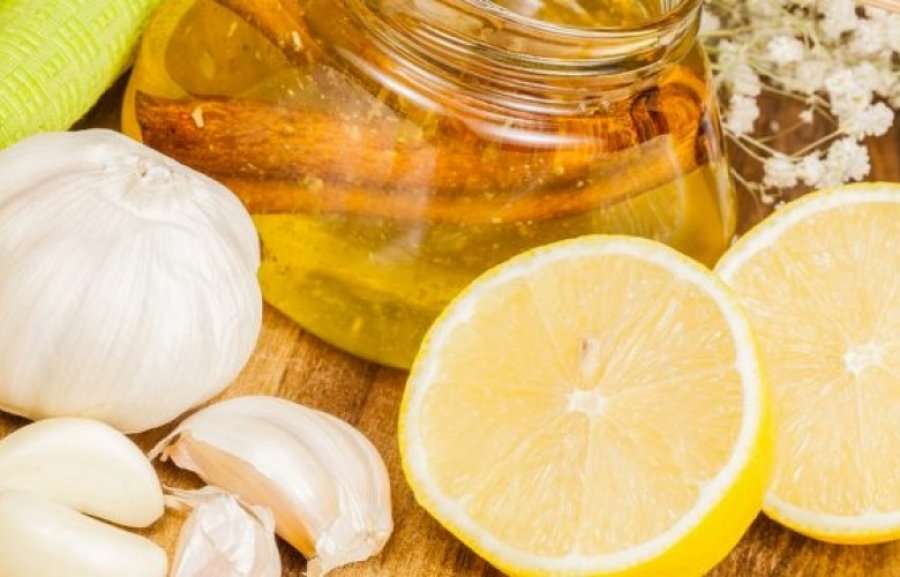 Hudhër, limon dhe mjaltë, kombinimi natyral për ftohjen