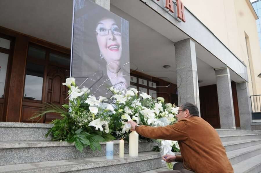 Bëhen homazhe para Teatrit Kombëtar për Leze Qenës