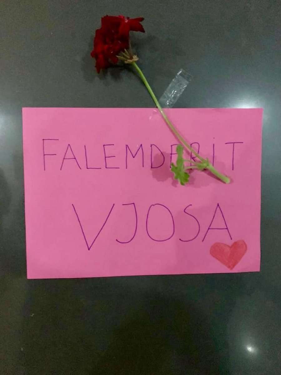 Pas përfundimit të seancës, Vjosa Osmanin e pret një befasi e këndshme (foto)