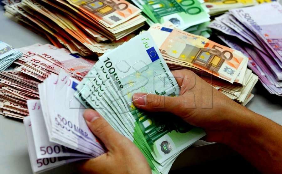 Dalin pagat për shërbyesit publik dhe civil