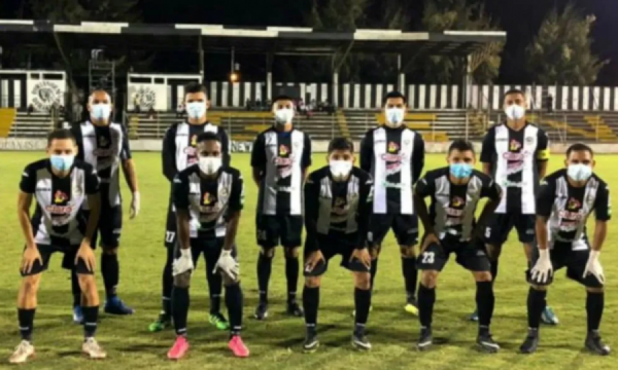 Me maska dhe dorëza, futbollistët luajnë pa dëshirën e tyre në këtë shtet
