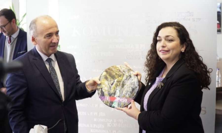 Muhaxheri: Vjosën nuk e përkrahëm askush, qëndroi e vetme dhe s’e tradhtoi votuesin e LDK’së